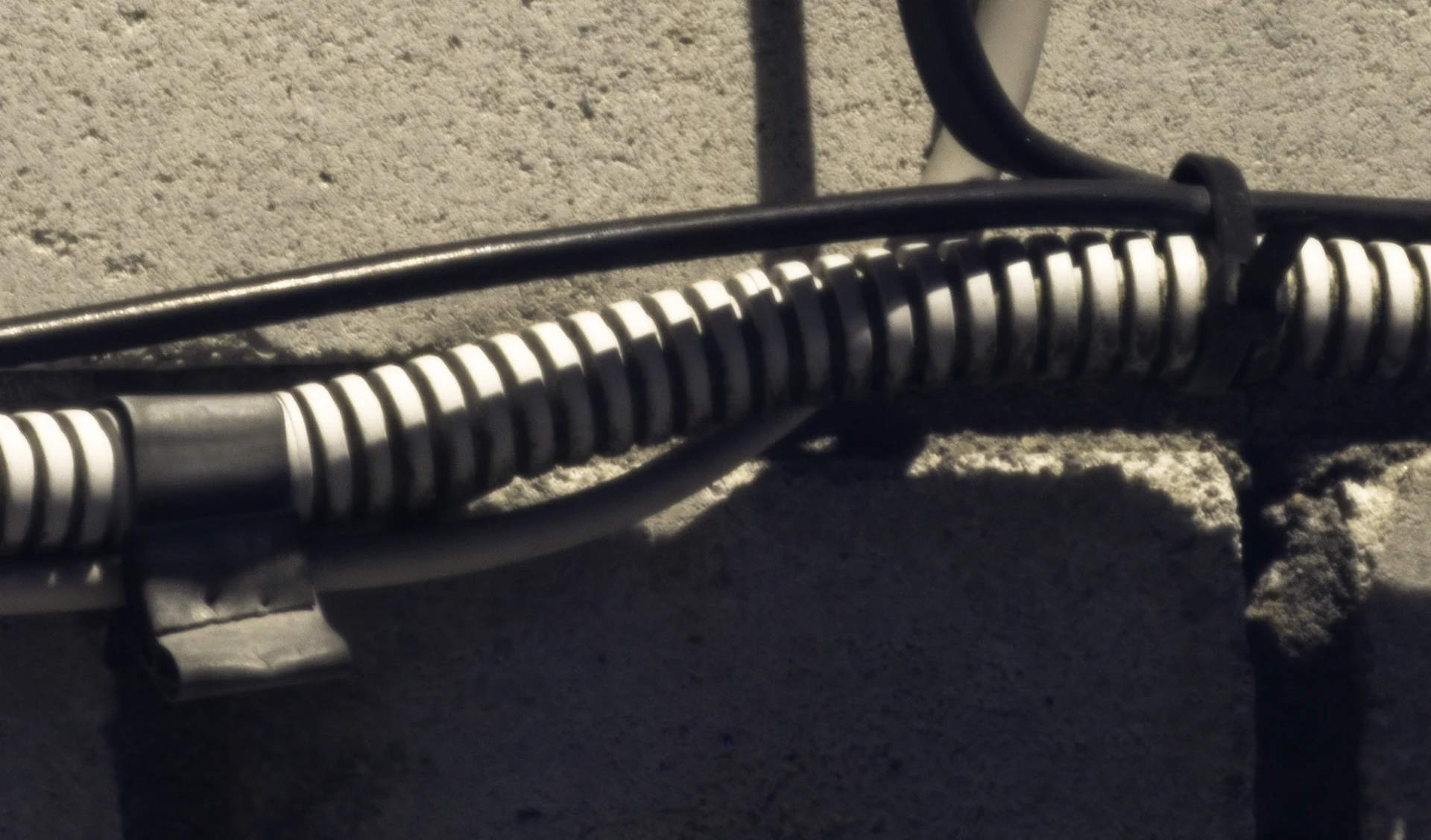 Кабельные коммуникации и крепления с 50 метров — фотофиксация инженерных систем