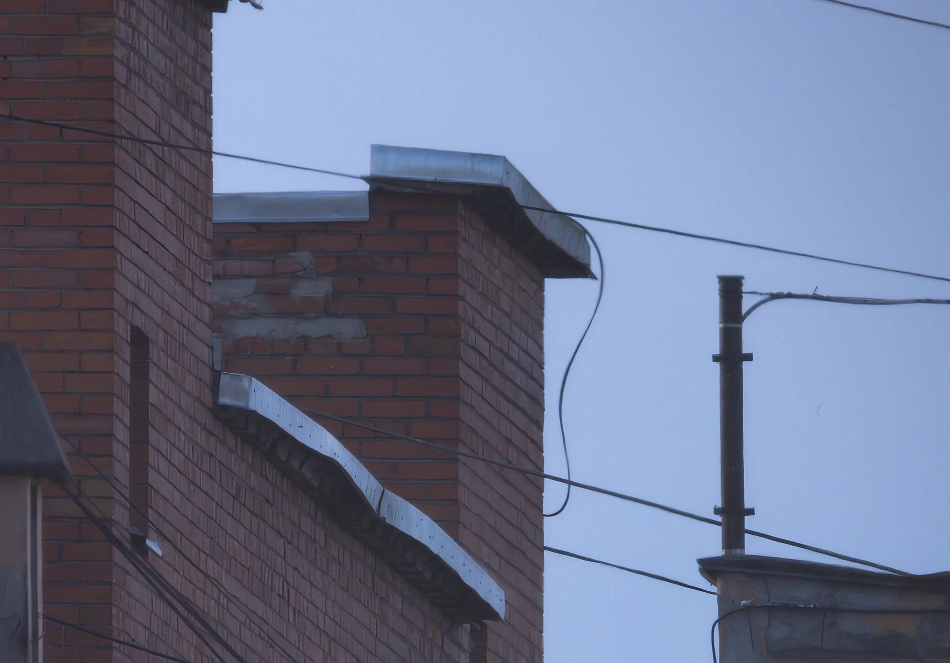 Дефекты и трещины в кирпичной кладке фасада с дистанции 500 метров — удалённая дефектация телеобъективом