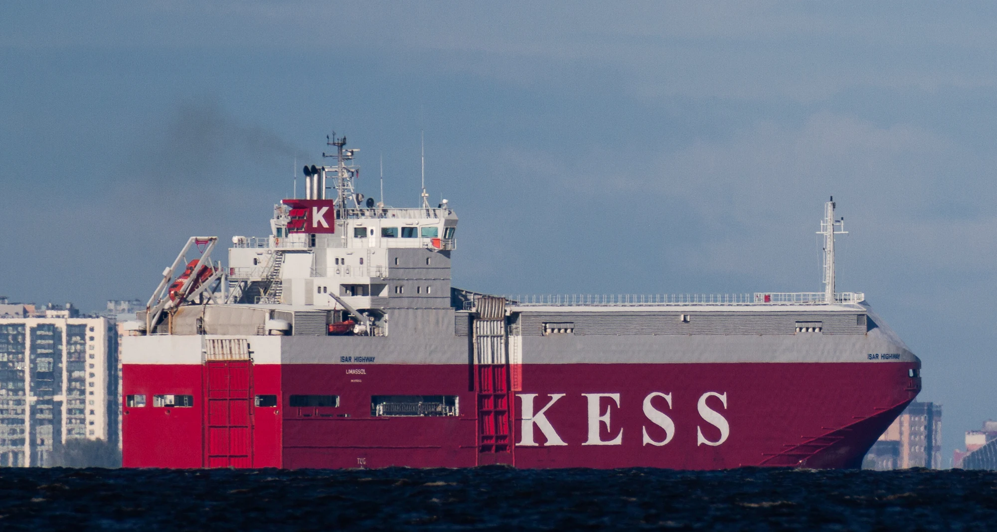 Морское грузовое судно с дистанции 10 километров — дистанционный мониторинг акватории и инспекция судов с берега телеобъективом