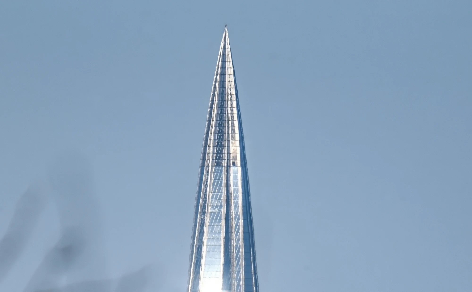 Шпиль небоскрёба Лахта-центр с дистанции 25 километров — фотография удалённого высотного объекта телеобъективом 1200 мм, флагман-кейс наземной альтернативы дрону