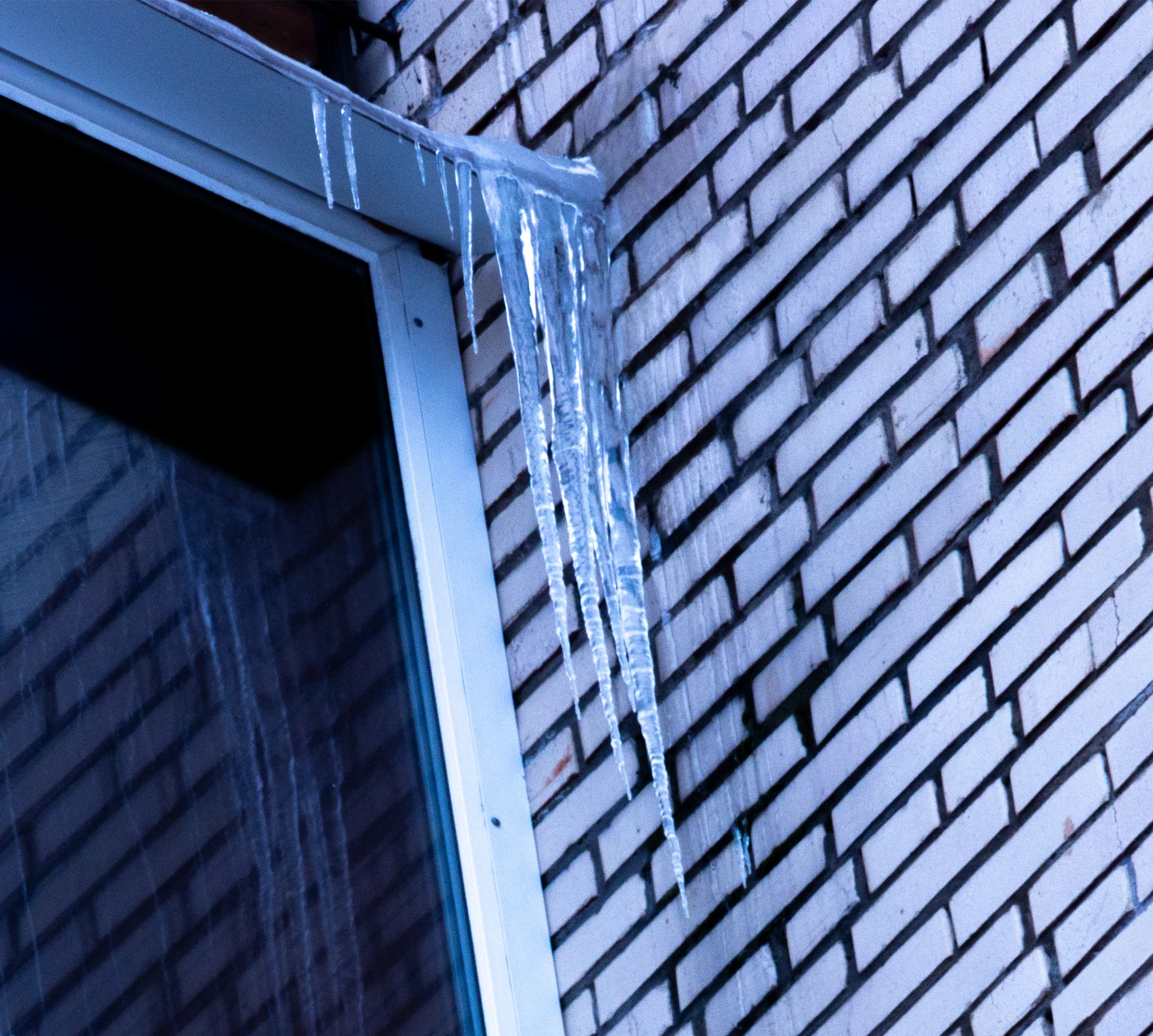 Ледяной нарост на фасаде высотного здания с 40 метров — удалённый осмотр для управляющей компании